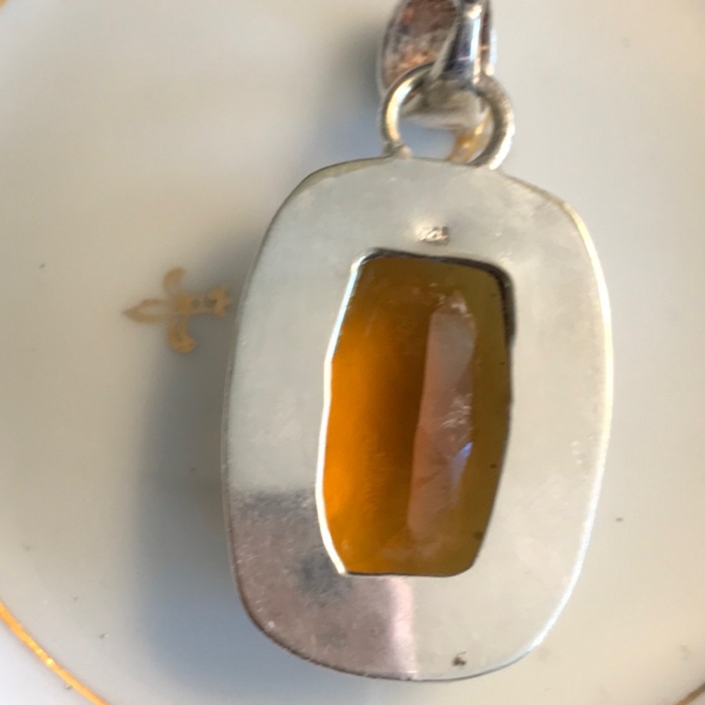 Beautiful amber color antique style pendant set in .925 sterling silver. - Picture 2 of 2
